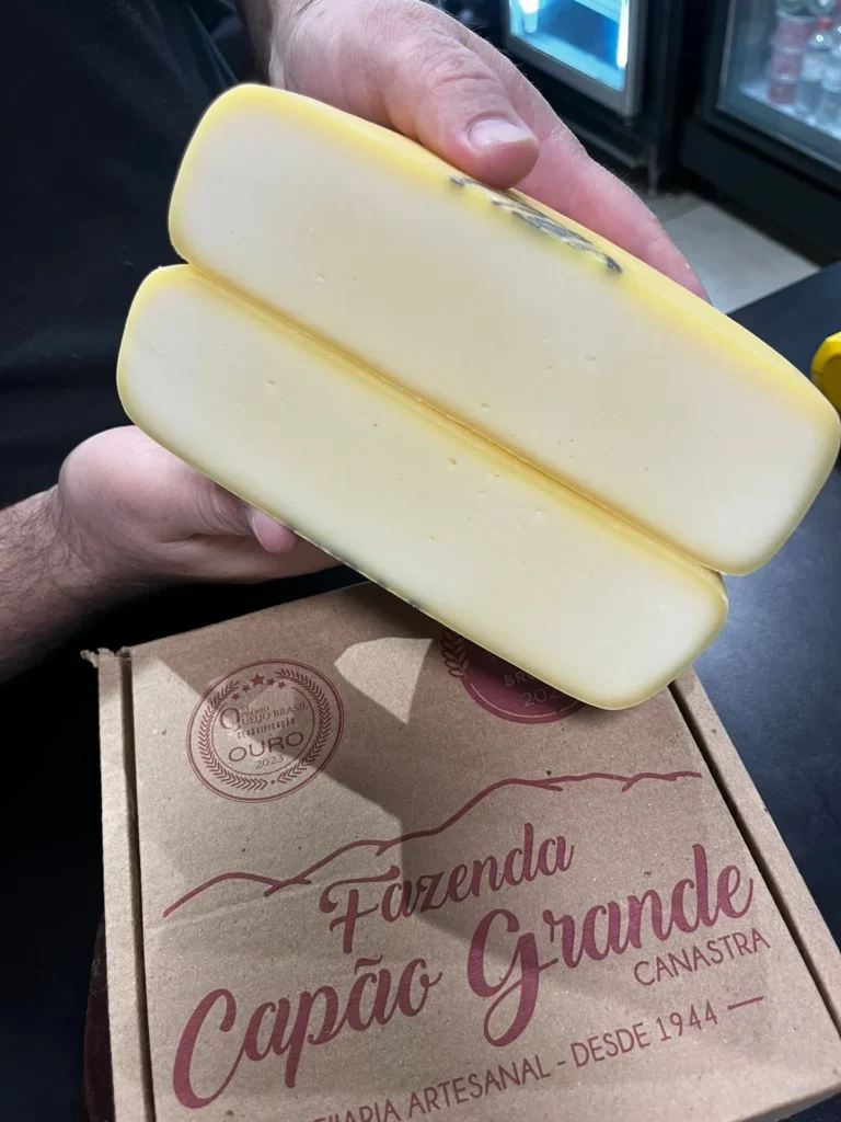 Queijo Canastra cortado mostrando textura